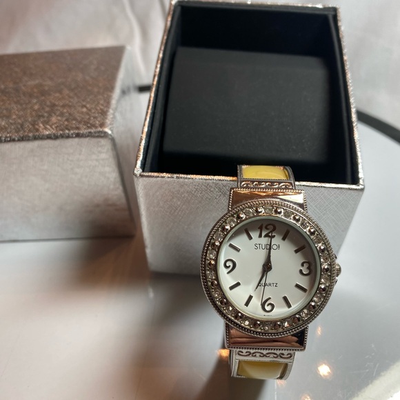 3 ladies watches. 2 new. 1 EUC. - Picture 3 of 9